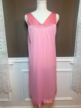 Vintage Vanity Fair Pink Nylon Nightgown M USA Lace Trim 90s